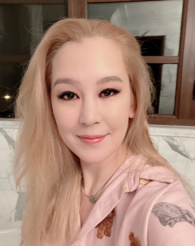 著名男星陈冠希的姐姐陈见飞，今年已经45岁还是单身，浪费了这么漂亮的颜值