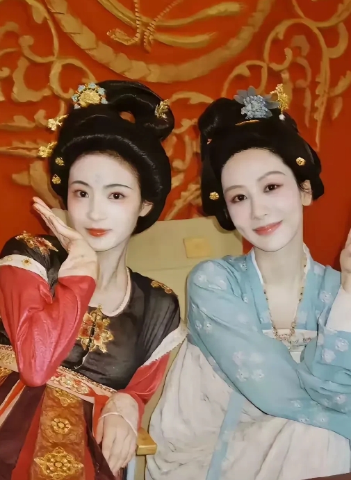 咋回事嘛，都说女二比杨紫美？女二确实年纪小，挺清秀，但杨紫那颜值，五官端正，气质