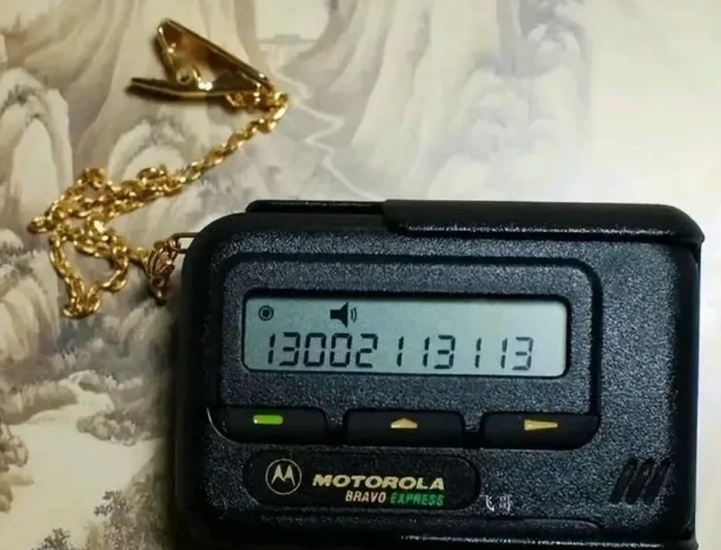 今天早上刮胡子的时候，我想到了黎巴嫩bb机爆炸案。
既然bb机中可以安装炸药定时