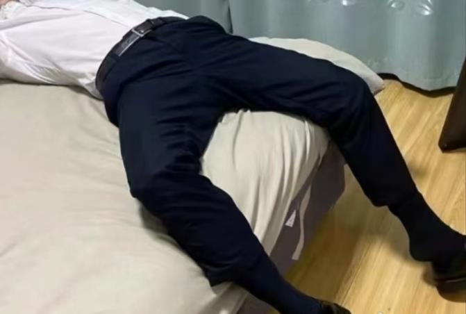 明天要去农委开会，也不知道开啥会，穿啥衣服去？总不能穿正装吧？