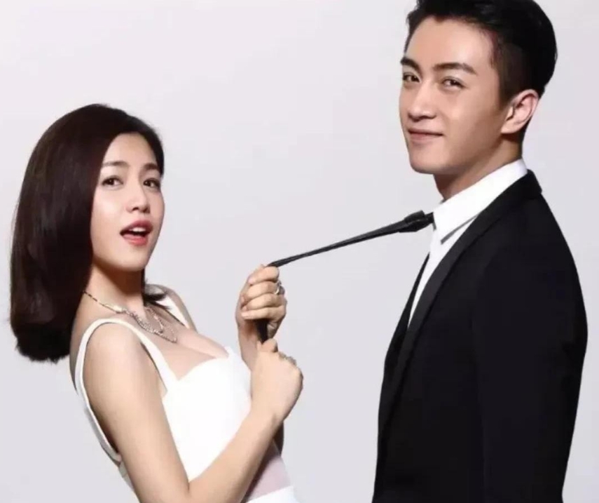 患难时刻见真心！

陈妍希陈晓官宣当天，好闺蜜杨丞琳突然放出自己与李荣浩的结婚照