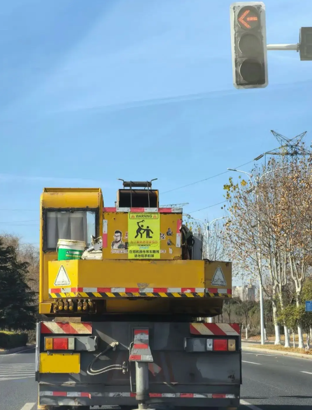 吊车大哥真是个有趣的人

