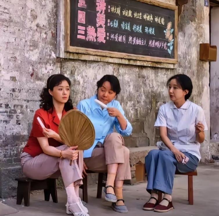 小巷人家一个细节就能看出谁家有钱谁疼老婆。果然女人穿的衣服才能代表这家人是什么生