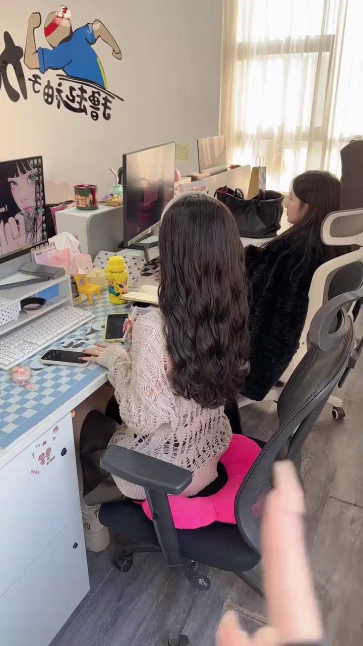 会计刚到公司就把空调打开了，调成了22度，出纳说：“大清早的你开空调做什么，不是