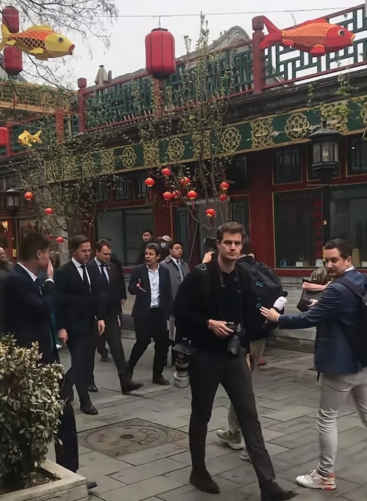 北京琉璃厂东街看到马克吕特，身边的大内保镖提着皮箱，拿着雨伞，有人跟他打招呼，马