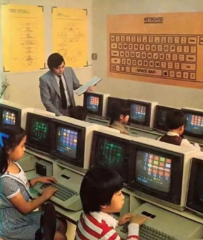 难怪以前的香港人有优越感，看看这是1984年当地的小学生正在上电脑课，这得比内地