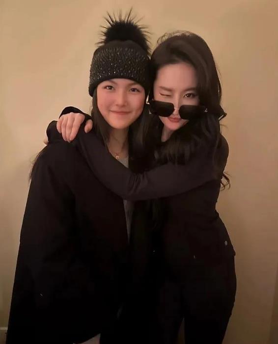 李湘一直秉持富养女儿理念。王诗龄因《爸爸去哪儿》走进大众视野。如今15岁的她和刘