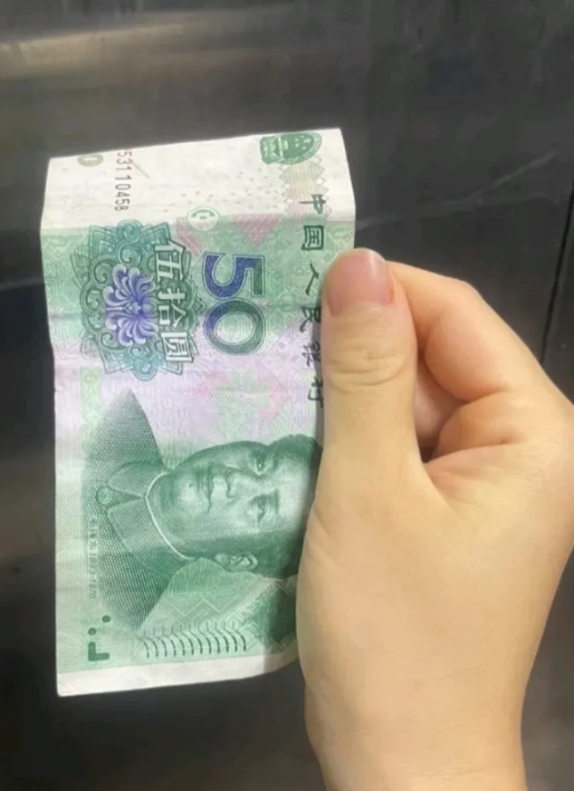 姐妹们， 
你们都有存私房钱吗？
我刚才偷偷查了一下我的私房钱
一年的时间我竟然