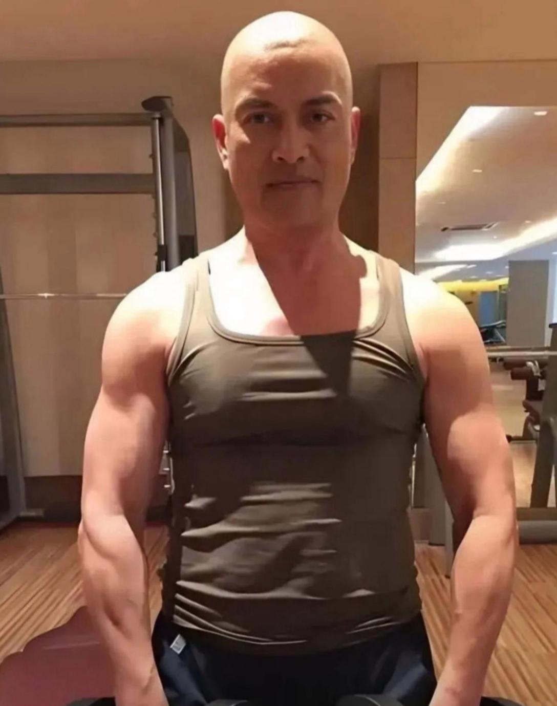 吕良伟真的不像70岁了。