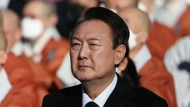 谁拦抓谁！支持者被打，警卫处投降，尹锡悦被抓但提了一个条件