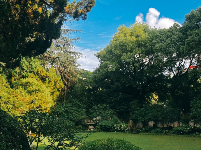 从马赛普罗旺斯机场出发，搭乘火车或自驾两小时可达蔚蓝海岸(Côte d'Azur