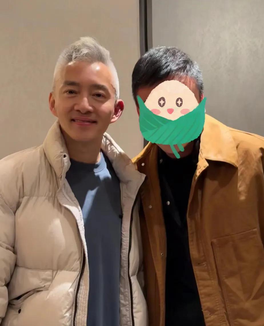 还认得这位白头佬吗？以前很火的
他年轻的时候不仅长得帅，还口才了得，是非常有名的