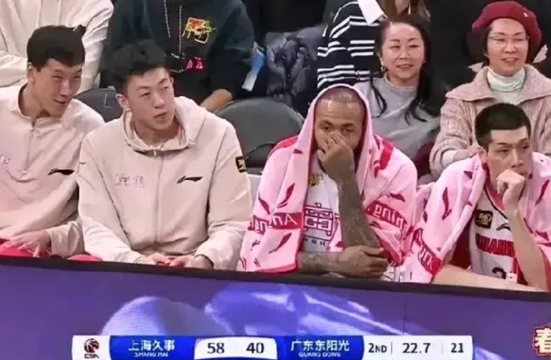 伤了吗，吉伦沃特一直在场下被弃用，杜峰是怎么想的呢。
今晚的广东队有点麻烦了，半