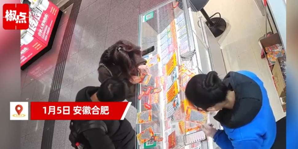 命里无财？安徽合肥，一男子买了一整本彩票后，卖了两张给旁边的女孩刮着玩，没想到女