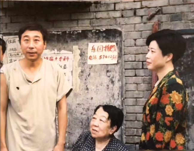 冯巩晒出与母亲、三姨合影并配文，触动无数网友！
我们家的基因真强大！这是我三姨，