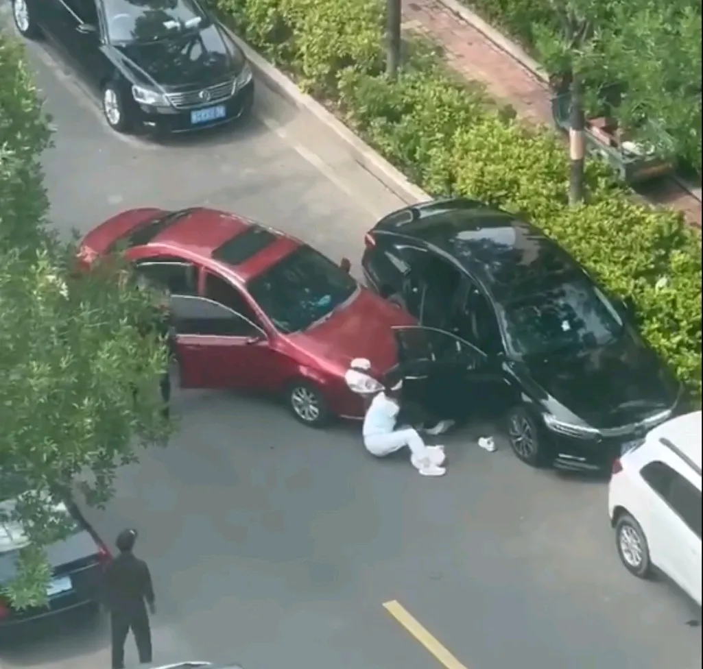 触目惊心，7月11日，网友上传到网络上的一段视频，是从高层楼房往下拍摄的。

只