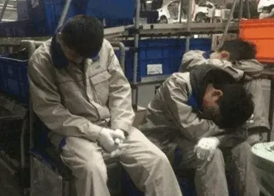 当下众多工厂竟是将人视作牲口般驱使！
 
工作时长高达 12 小时，采取两班倒的