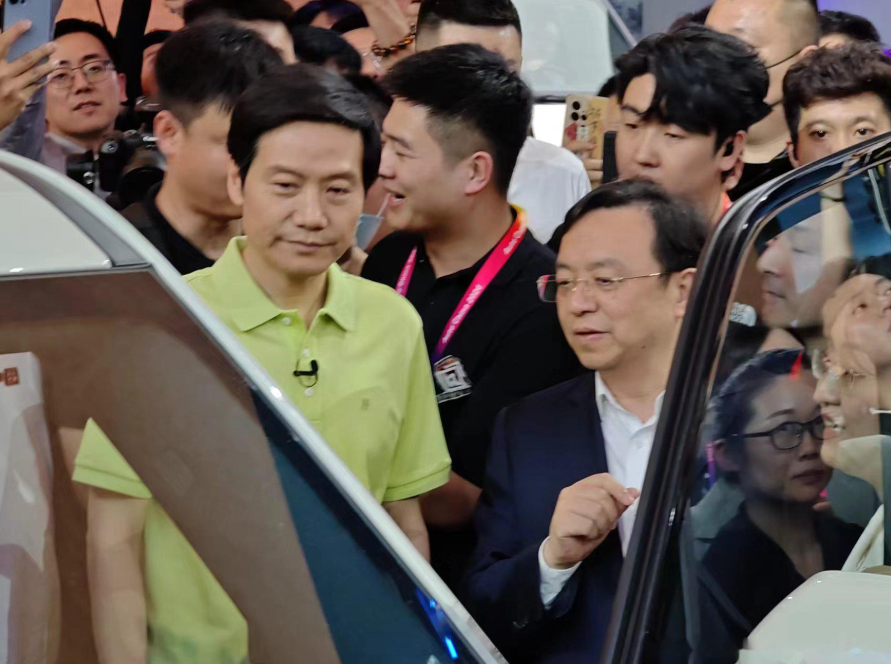 历史性时刻，小米正式超越比亚迪成为中国第一、世界第三市值的车企。