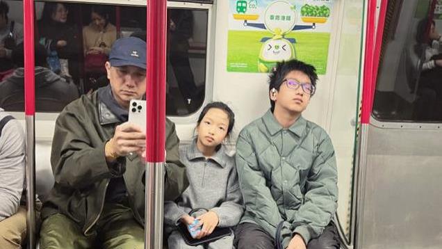 黄觉一家香港旅行，坐地铁出行好接地气，女儿瞬间长成长腿精！