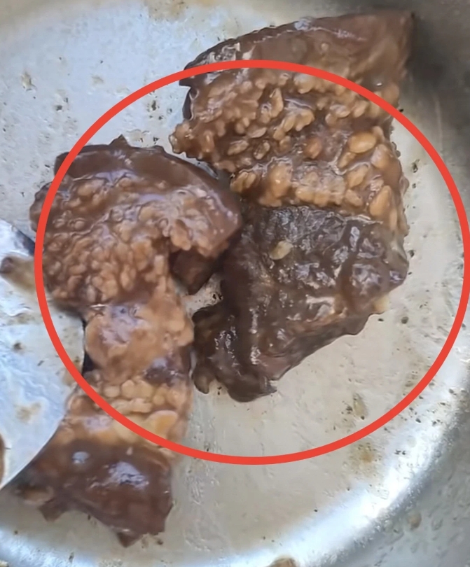 触目惊心！近日一位辽宁妈妈爆料，给儿子刷学校饭盒发现孩子碗里没吃的肉，看得我们想