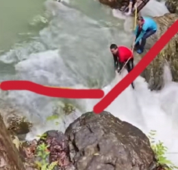 经典的拉绳横渡中出现的死亡V。如（图1）示意

此刻V顶点的冲力巨大，又滑入石头