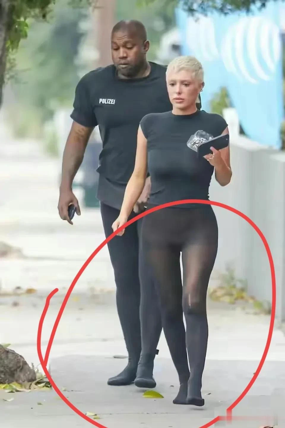 我承认，侃爷的时尚我看不懂！

但不穿鞋子真的不会扎脚吗？