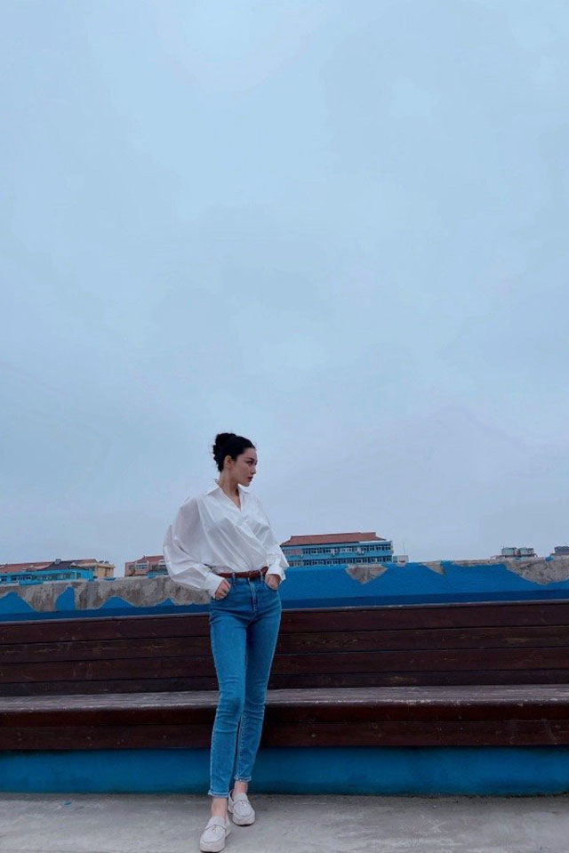 #张馨予瘦10斤的拍照教程#记住这三点：露腰；裤兜别放重物；选好角度。话说回来，