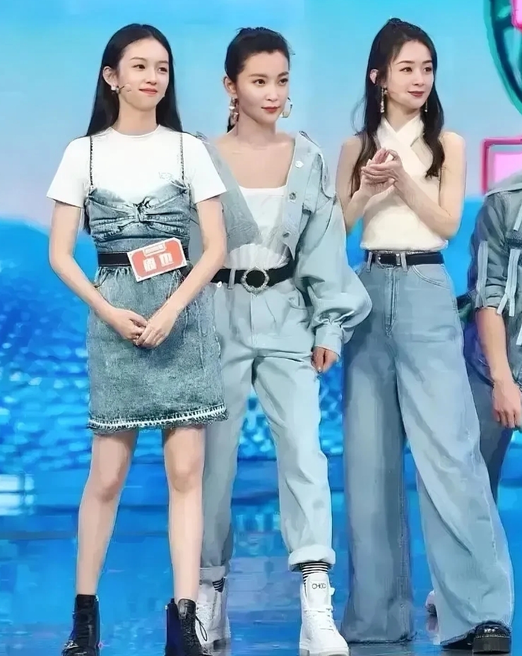 赵丽颖，站在李冰冰身边，这气质，这颜值……[赞][赞]