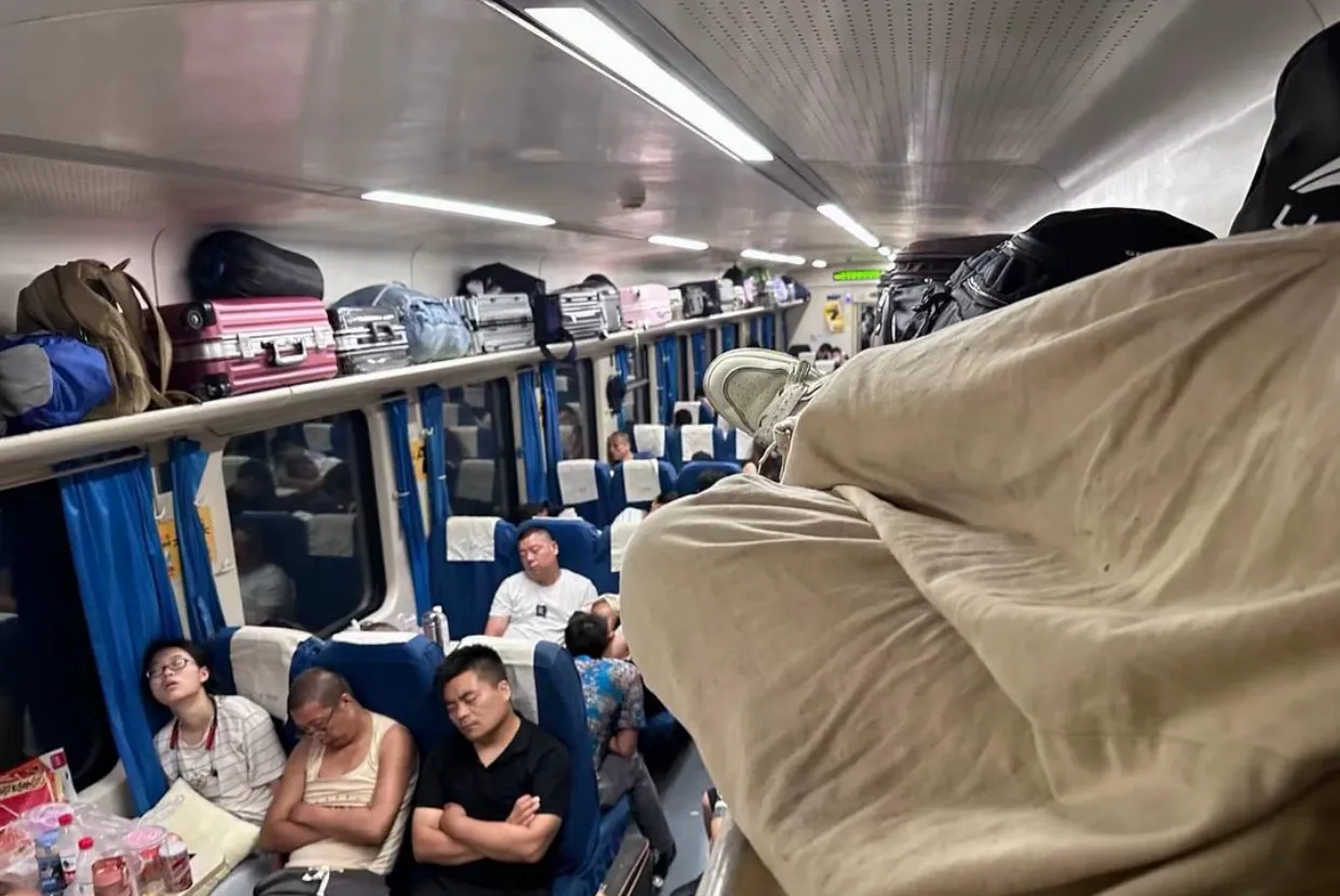 过年期间终于抢到票了，硬卧确实比硬座舒服多了，对亏我技高一筹买到了票，要不然就回