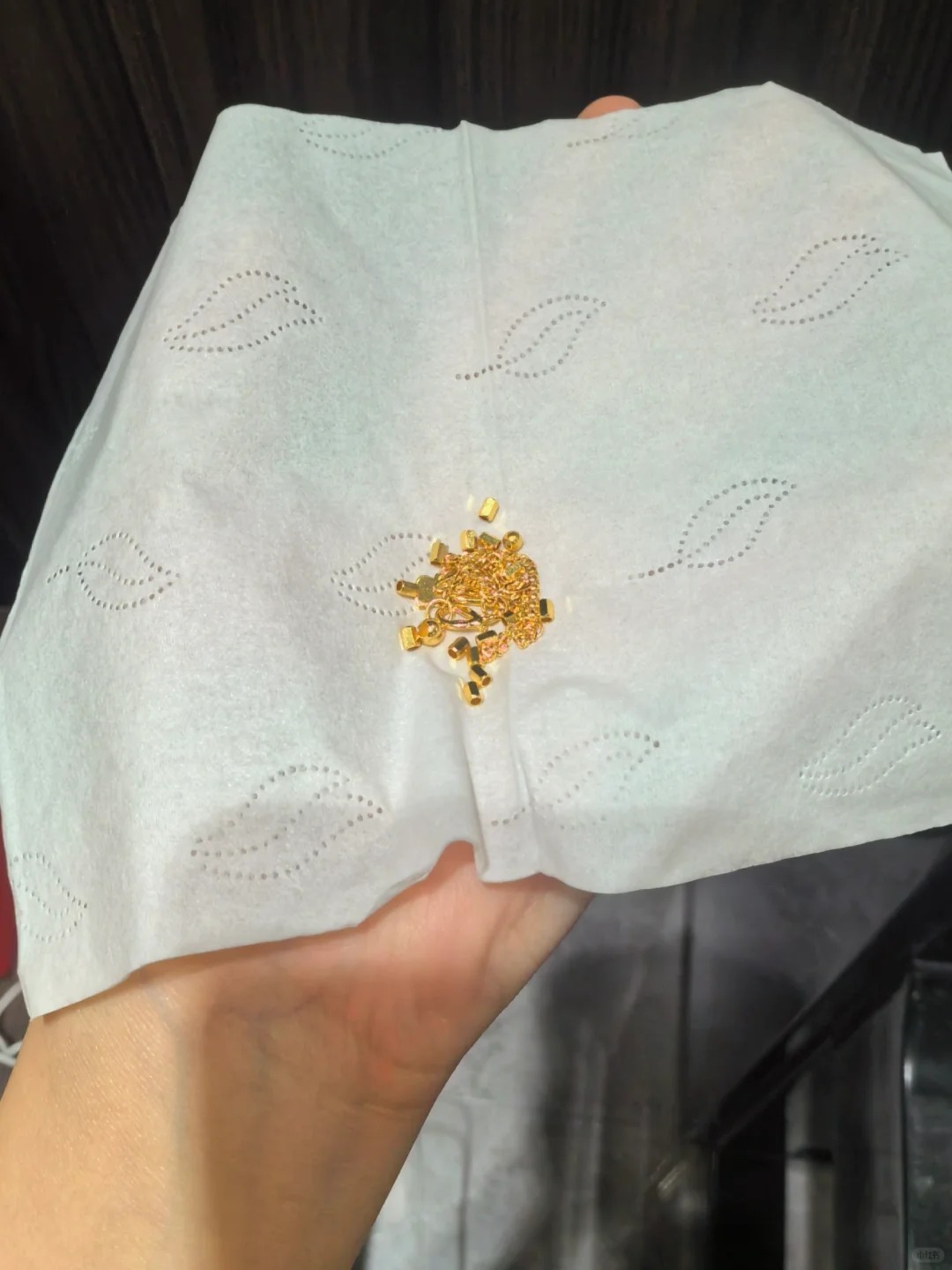 救命呀！！太吓人了
手链突然就断开了，珠子散了一地，蹲地上找半天，我的快乐只维持