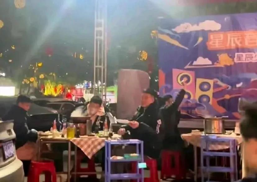 广东队球员相约吃夜宵！
广东队从春训开始，球员们已开启了一天三练的模式。
晚上加