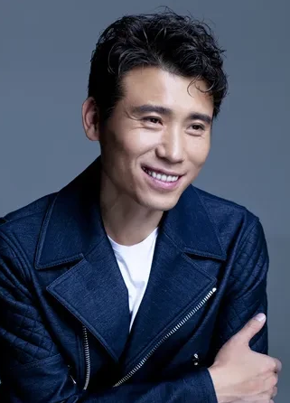 一次李乃文在剧组吃饭，三个大盘子装得满满的菜。记者问他:“菜的份量不少，在增肥吗