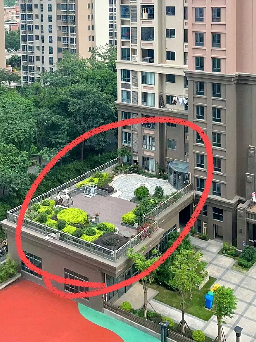 要顶楼还是要二楼带露台？
最近看了房子
一套二楼带露台
一套看江顶楼
好纠结，怎