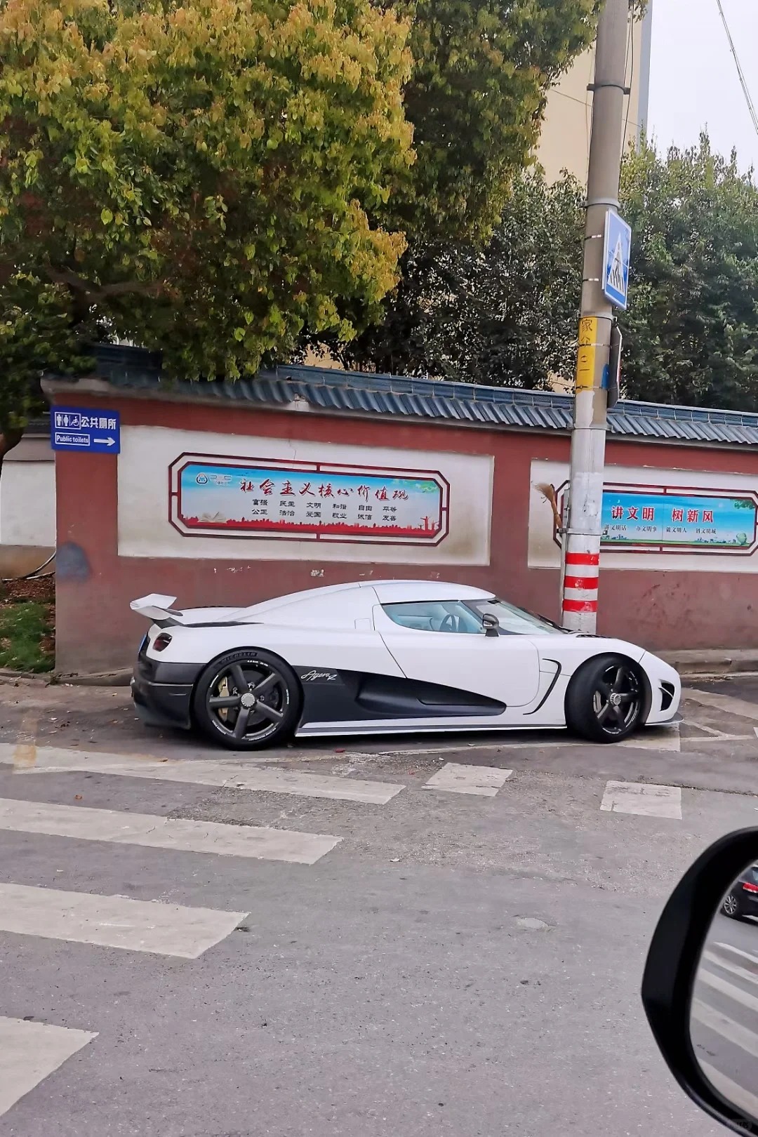 高难度猜车？
路边看到一辆车，看上去很贵的样子
这是啥车啊？
这辈子能买的起吗？