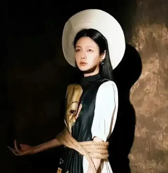 大S的这张照片真是太诡异了！

据说是老公具俊晔一次画展展出的作品，画面中用绳索