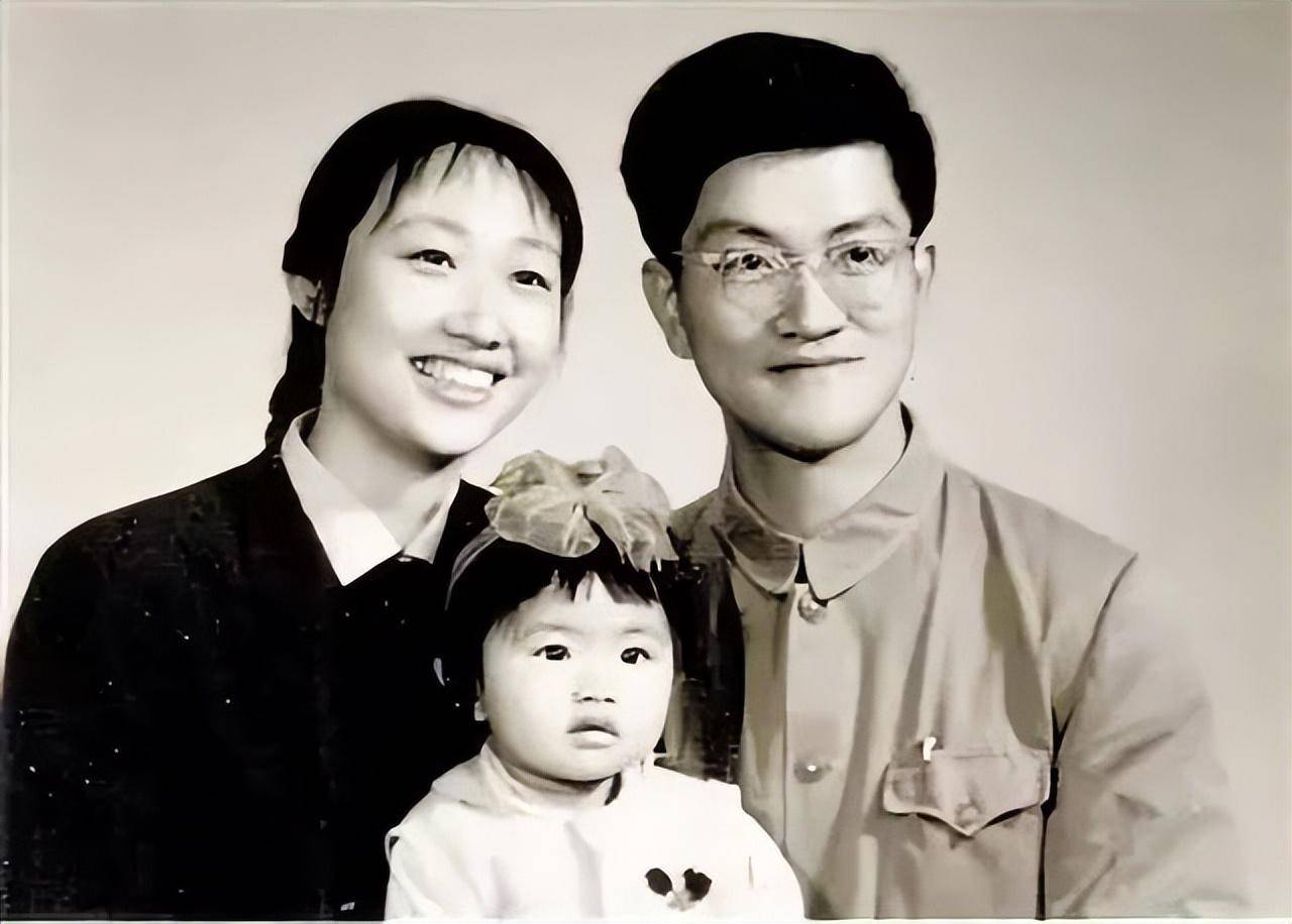 当年，31岁的殷秀梅和程志结婚前，他们商量好：我们婚礼办完了，就去离婚吧，后来，