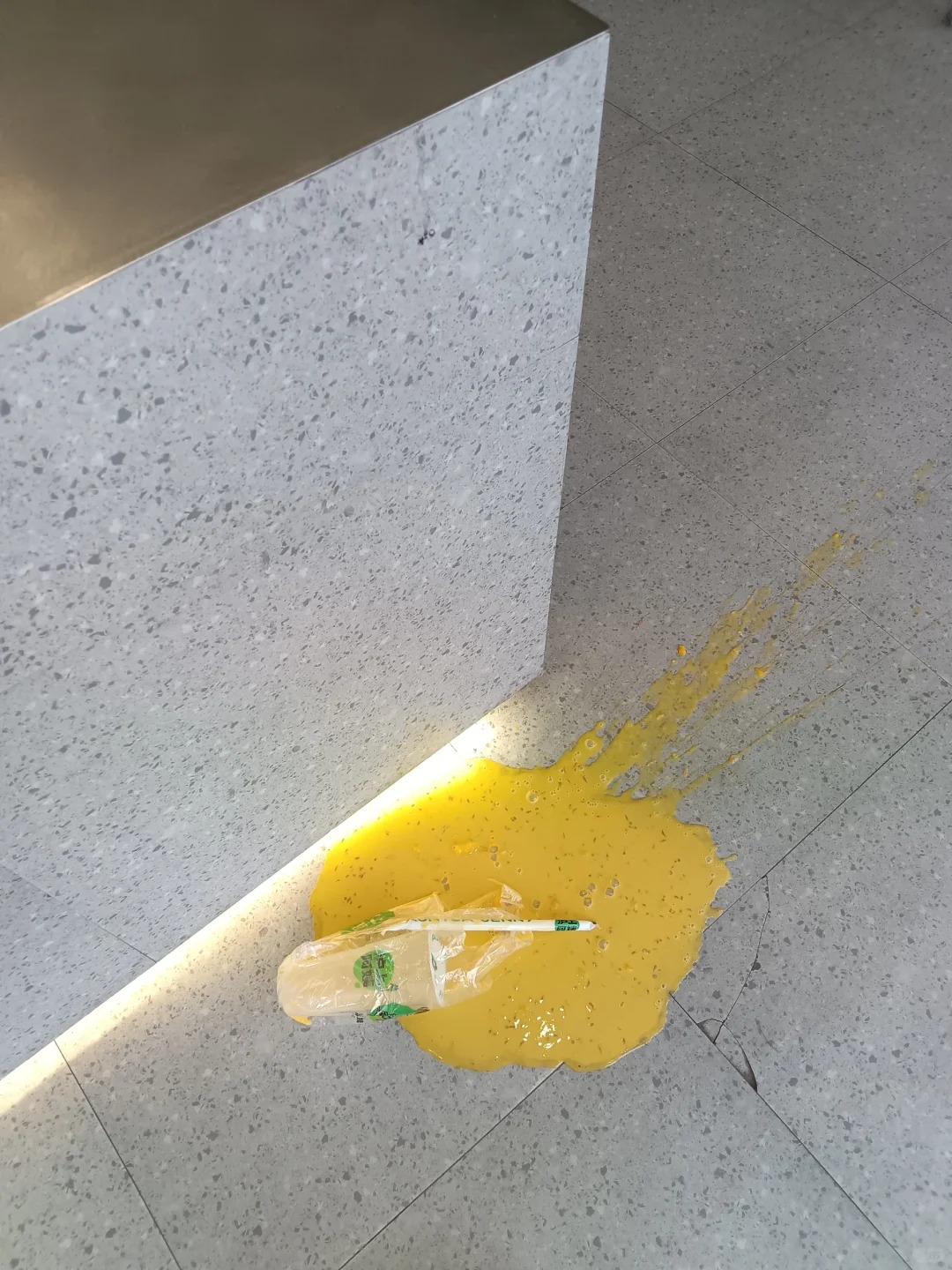 取奶茶的时候摔碎了能退吗
线上点单，用的美团券，跟店员交接的时候她提前放手摔碎了