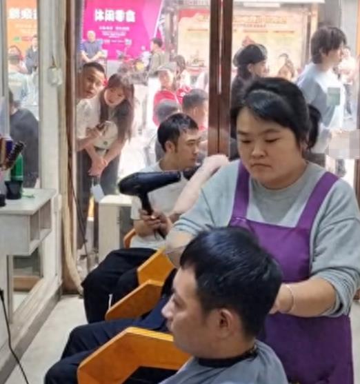 发型师晓华被同行抵制，嘲讽她是农村大妈扰乱市场。
 
其实那些托尼不是听不进去。