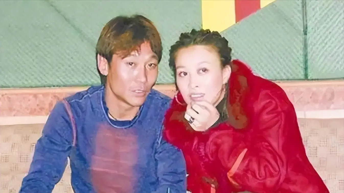 2004年，37岁的那英未婚先孕，肚子里是高峰的孩子，结果没多久高峰就被曝出有一