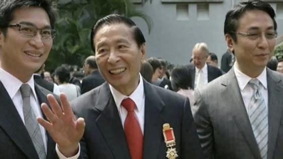 96岁四叔李兆基近况曝光！40亿豪宅内坐轮椅散步，身边跟四个医护