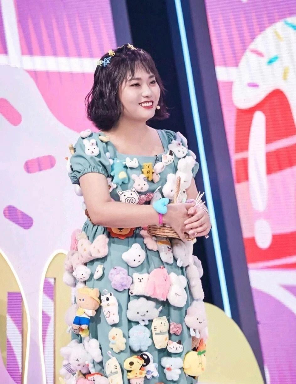 李雪琴：实力铸就人气，新恋情再添甜蜜色彩