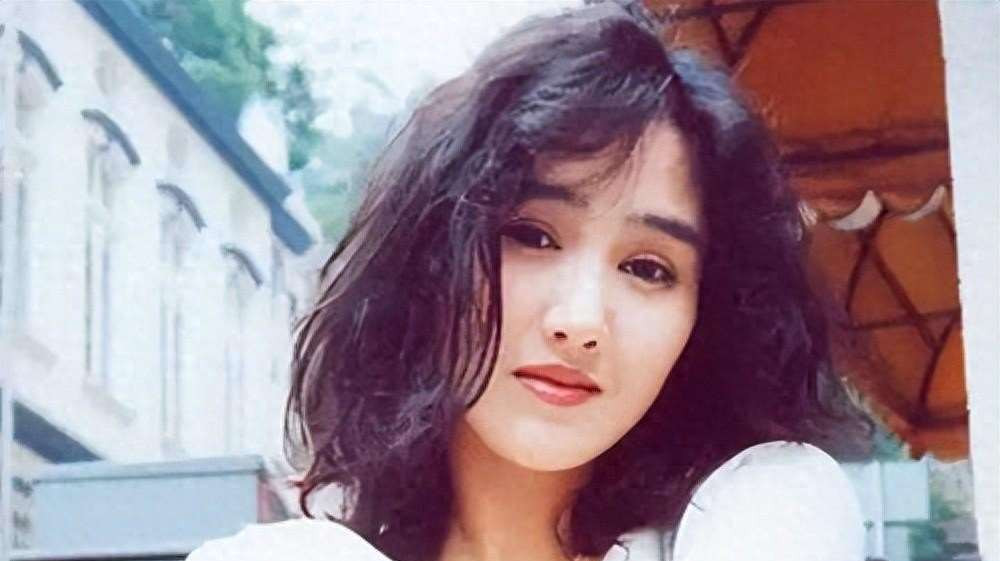 柏安妮：16岁开保时捷，21岁出道，两拒周星驰，当红时退圈太可惜！