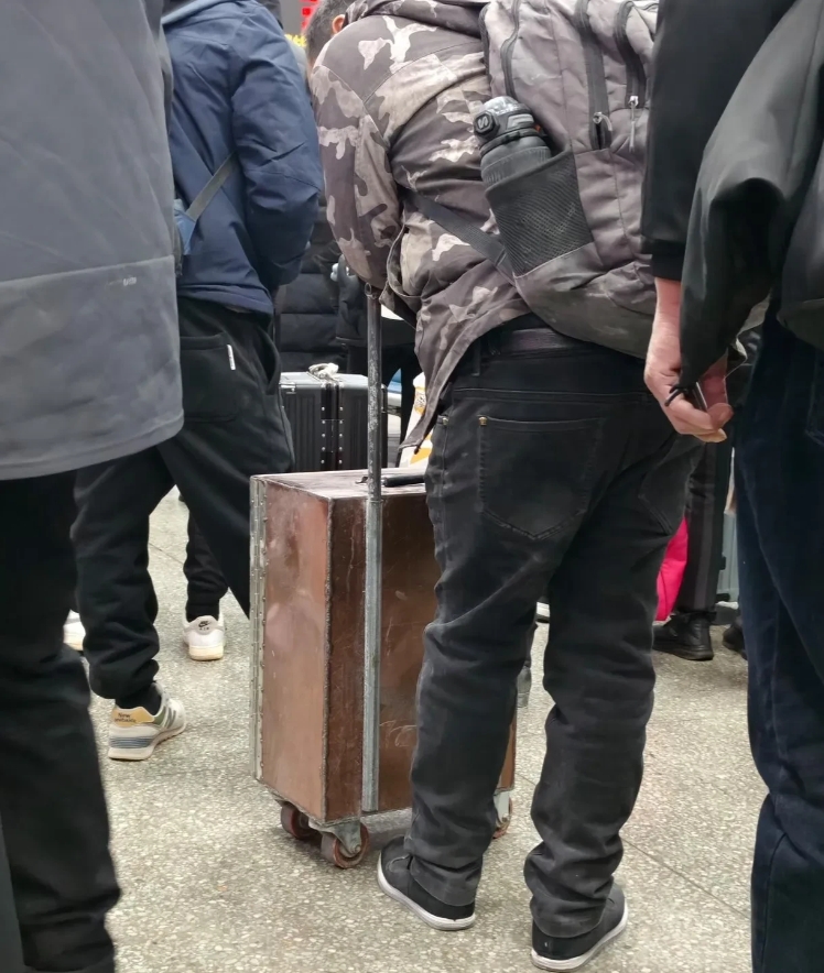 这个行李箱，又是巴黎世家的新品吗？
