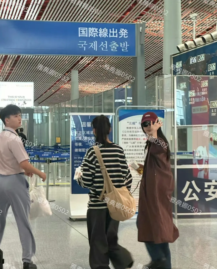 杨紫北京机场生图，出发去巴黎做火炬手了！
虽然被很多人跟拍，还是面带微笑跟大家挥