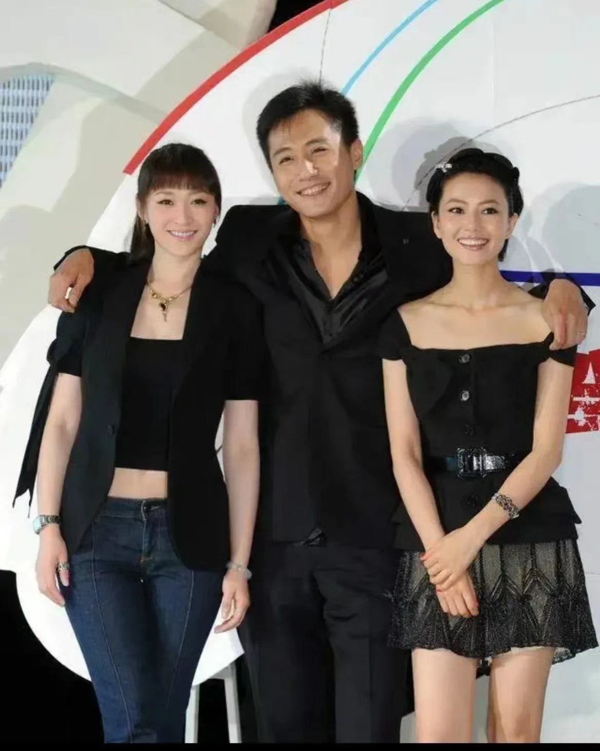 左边是李小冉，右边是高圆圆，请问站在两位女神中间的这个男人是谁？原来他多年前也很