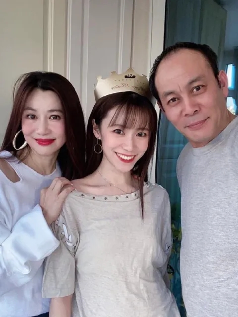 一次节目，张光北说：“我搬了五六次家，每次都扔一屋子东西，但是有一样东西，我保存