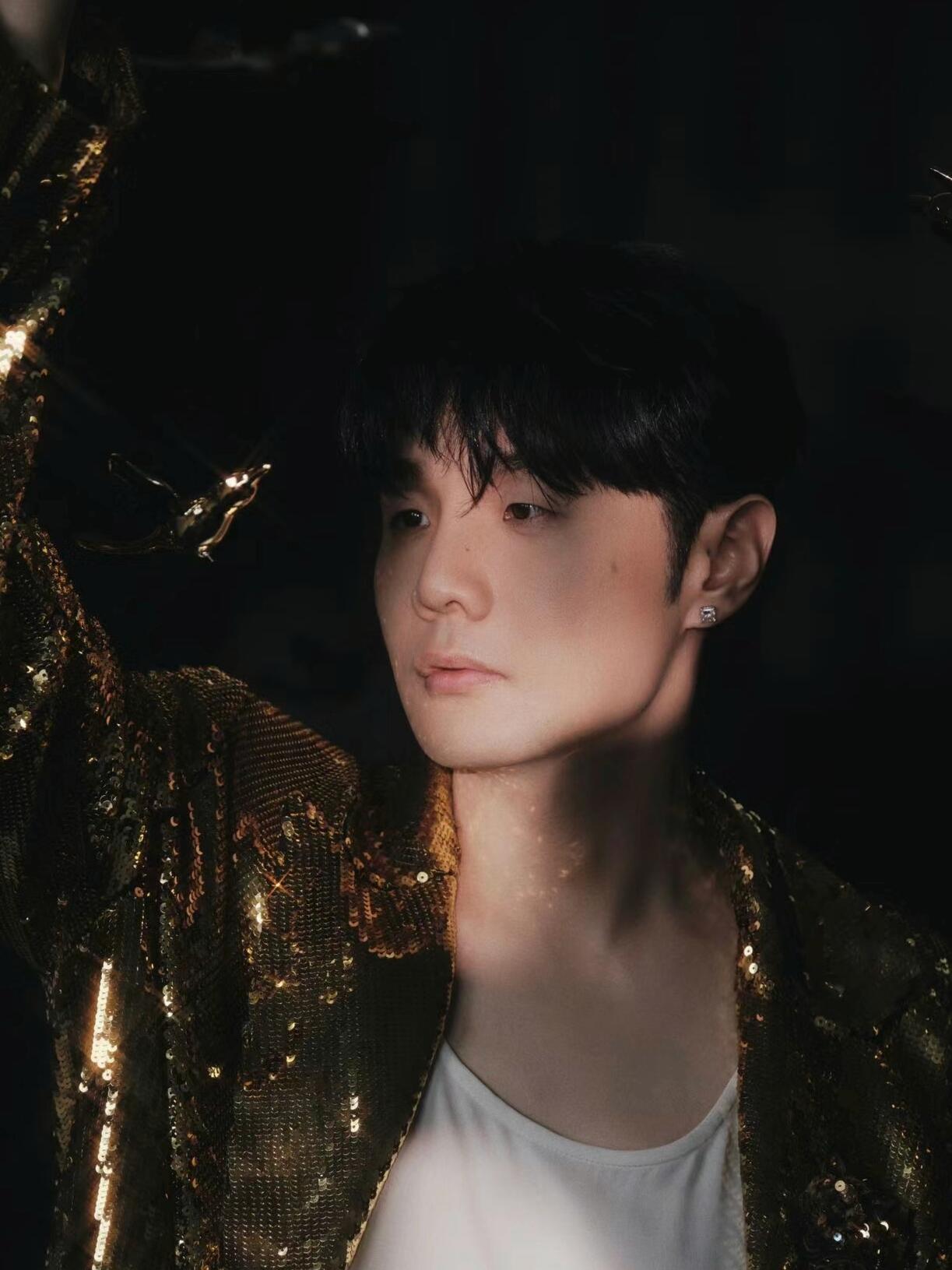 李荣浩回应用有线耳机：音乐与情怀的坚守