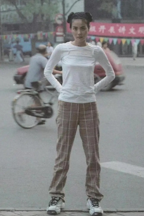 王菲1997年拍的照片，脚上的鞋好前卫，引流时尚潮流啊。