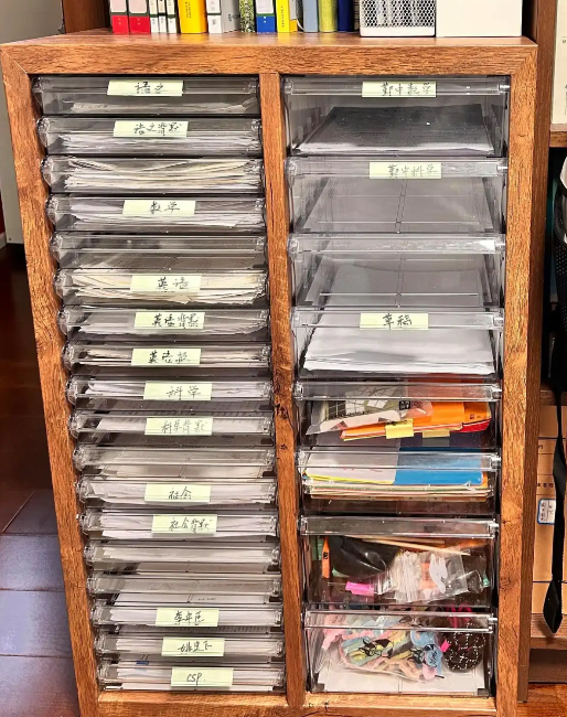 妈妈说做完这几个课目就可以玩手机。