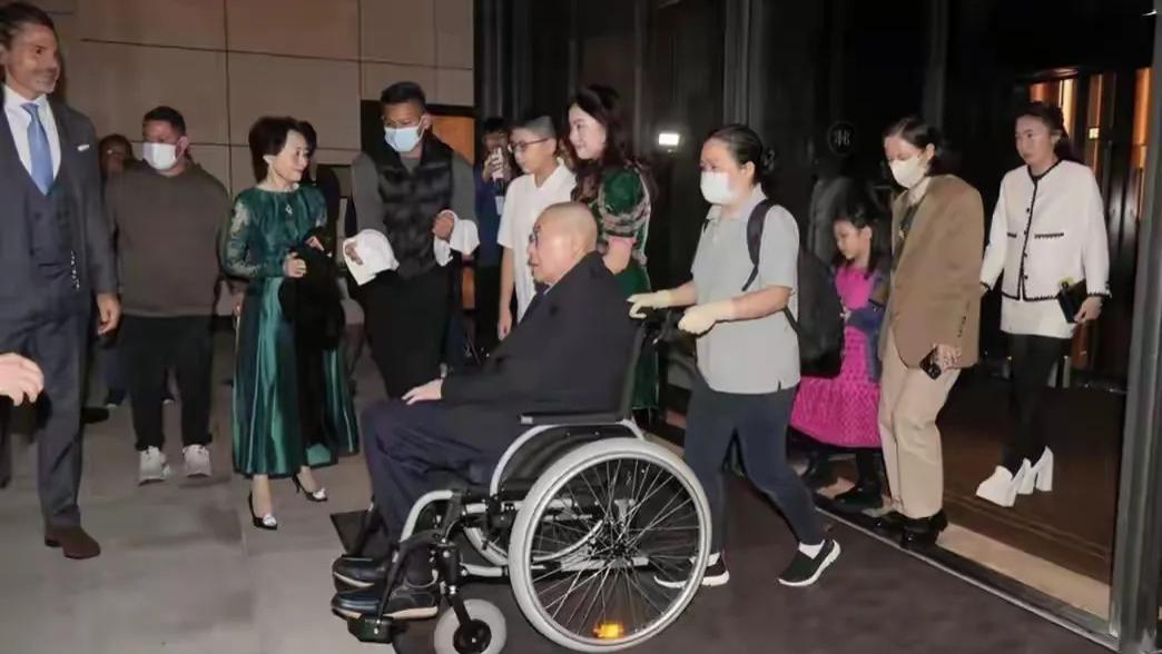 甘比处镜变好，去郑志纯家不用照顾刘銮雄，刘秀儿跟着外婆